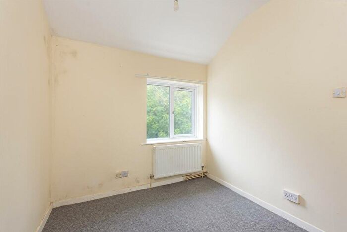 3 Bedroom Semi-Detached House For Sale In Whites Lane, Sheffield, S2