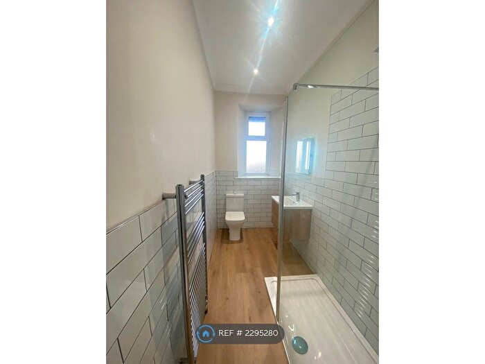 2 Bedroom Flat To Rent In Pottery Street, Kirkcaldy, KY1