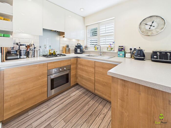 2 Bedroom Flat For Sale In Talehangers Close, Bexleyheath, DA6