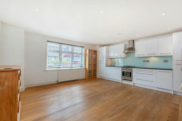 2 Bedroom Flat For Sale In Glennie Road, West Norwood, SE27