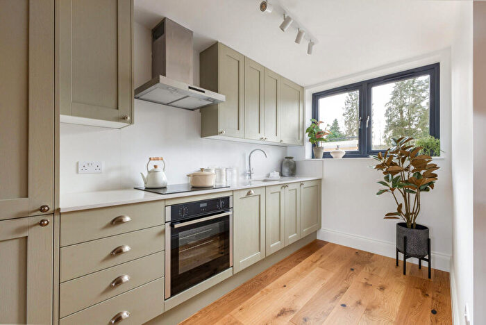 1 Bedroom Maisonette For Sale In London Road, Hindhead, GU26