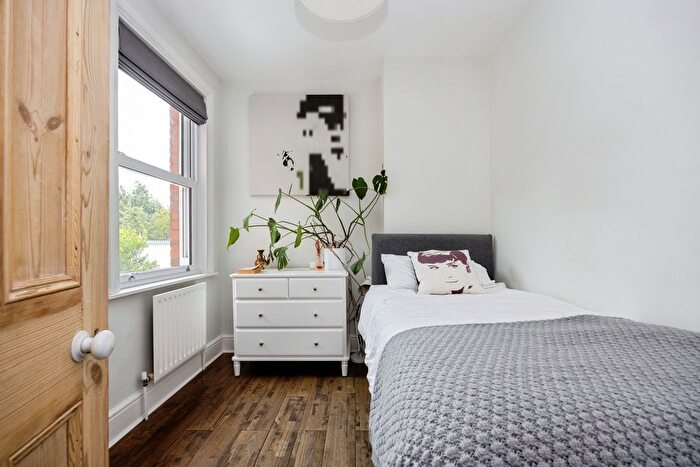 5 Bedroom Semi-Detached House For Sale In St. Johns Road, Farnham, Surrey, GU9