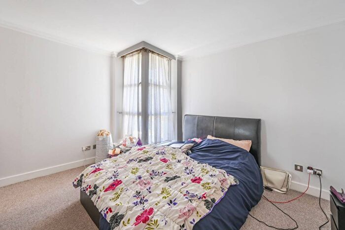2 Bedroom Flat For Sale In Barrier Point Road, Royal Docks, London, E16