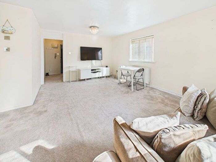 1 Bedroom Flat To Rent In Wellington Court, Wheatley Close, London, NW4