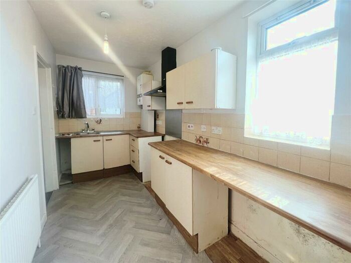 1 Bedroom Flat To Rent In Long Lane, Halesowen, West Midlands, B62