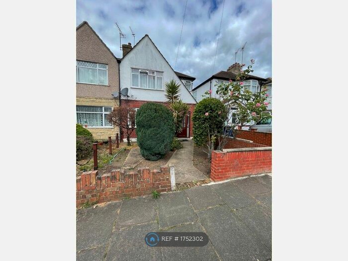 5 Bedroom Semi-Detached House To Rent In Middleton Avenue, Greenford, UB6