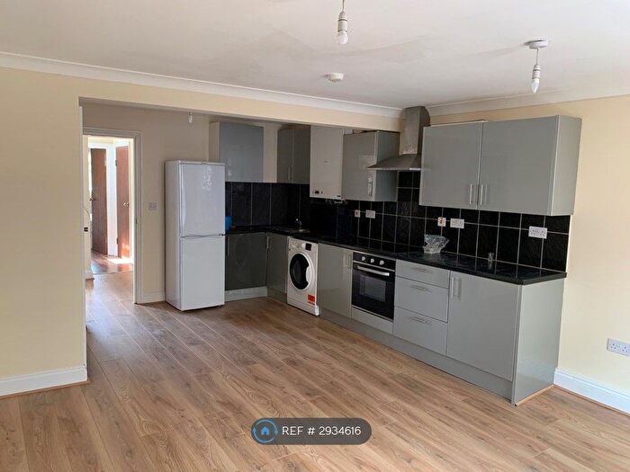 3 Bedroom Flat To Rent In Gould Terrace, London, E8