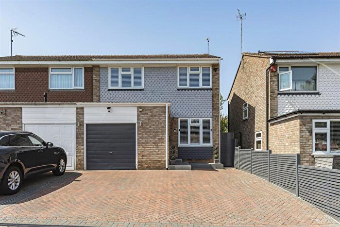 3 Bedroom Semi-Detached House For Sale In Hazeldell, Watton At Stone, SG14