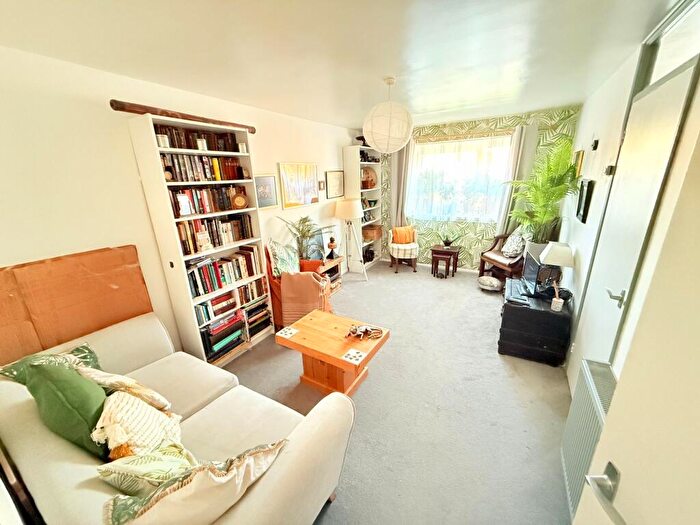 1 Bedroom Flat For Sale In Shurland Avenue, Barnet, EN4