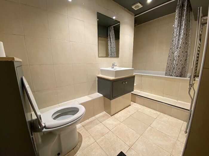 3 Bedroom Flat To Rent In Redcliffe Parade West, Bristol, [Ref: KhpLlt], BS1