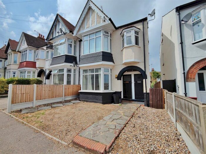 2 Bedroom Flat To Rent In Oakleigh Park Drive, Leigh-On-Sea, SS9