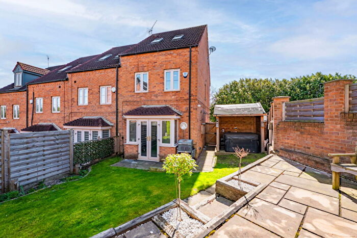 3 Bedroom Town House For Sale In Belle Green Lane, Barnsley, Cudworth, S72