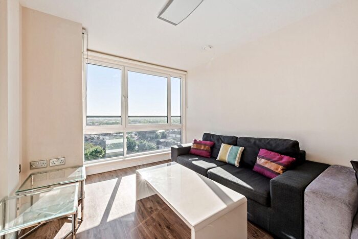 2 Bedroom Flat To Rent In The Green, Southall, UB2