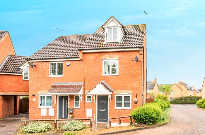 4 Bedroom Semi-Detached House For Sale In Birbeck Close, Bedford, MK41