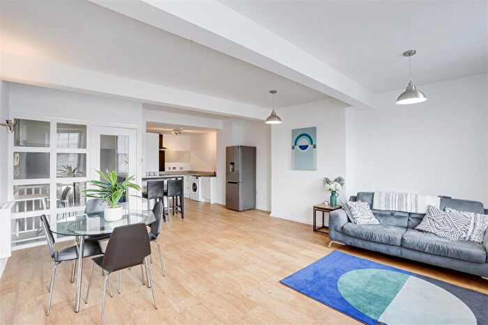 2 Bedroom Apartment To Rent In The Mews, Cliff Road, Nottingham, NG1