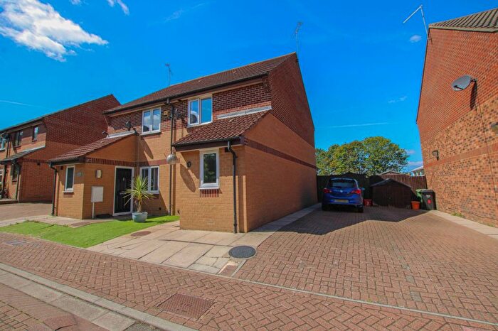 3 Bedroom Semi Detached House For Sale In Winter Folly, Laindon, SS15