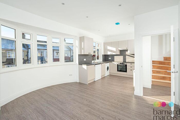 2 Bedroom Apartment To Rent In Clifton Road, N3