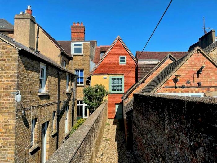 2 Bedroom Apartment To Rent In High Street, Berkhamsted, HP4