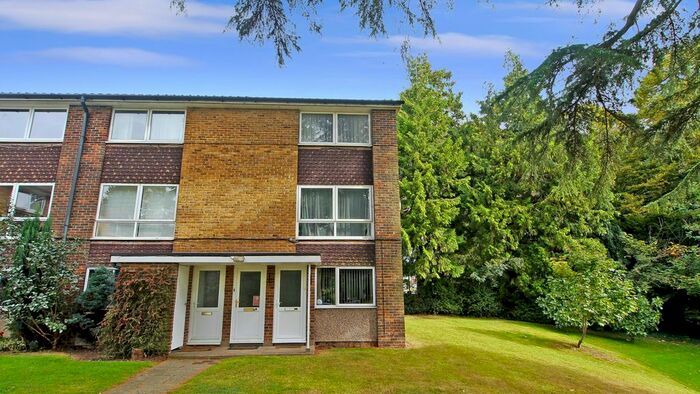 2 Bedroom Flat To Rent In Cotswold Court, Horsham, RH13