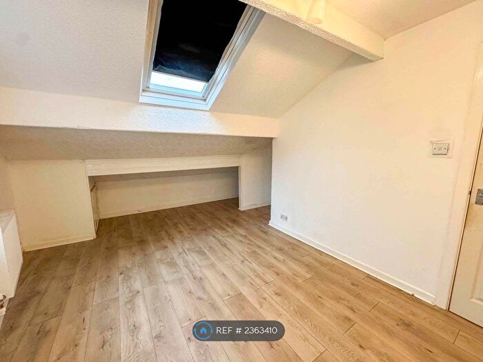 2 Bedroom Flat To Rent In Burnley Road East, Rossendale, BB4