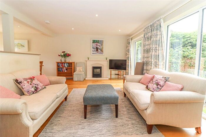 3 Bedroom Detached House For Sale In Nelson Close, Stockbridge, Hampshire, SO20
