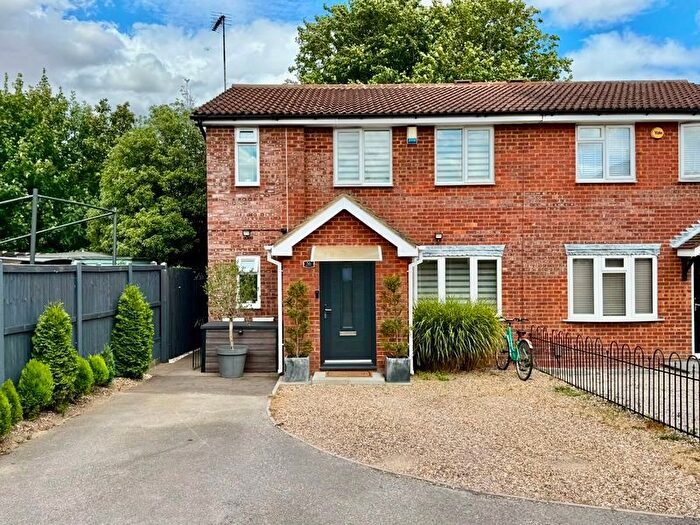 3 Bedroom Semi-Detached House For Sale In Milton Way, Dunstable, LU5