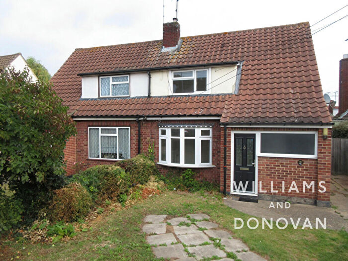 3 Bedroom Chalet To Rent In Southend Road, Hockley, SS5