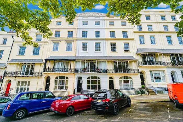 2 Bedroom Flat For Sale In Wellington Square, Hastings, TN34