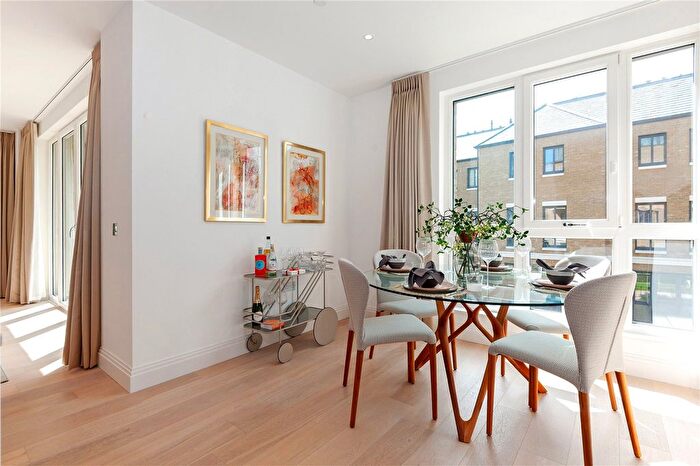3 Bedroom Flat To Rent In Pinewood Gardens, Teddington, TW11