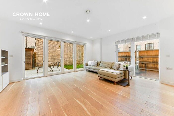 3 Bedroom Apartment To Rent In Tippler Walk, Stratford, E15