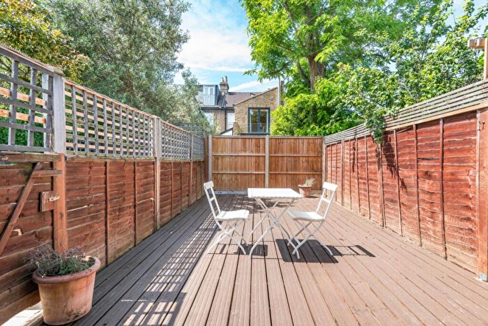 2 Bedroom Apartment To Rent In Laitwood Road Balham, SW12