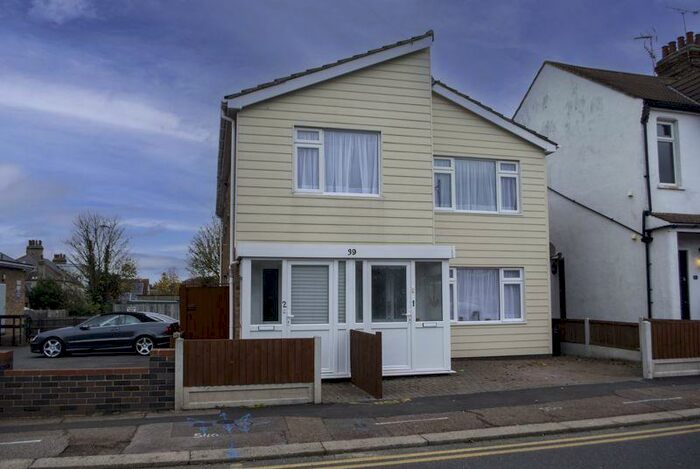 3 Bedroom Flat To Rent In Pall Mall, Leigh-On-Sea, SS9