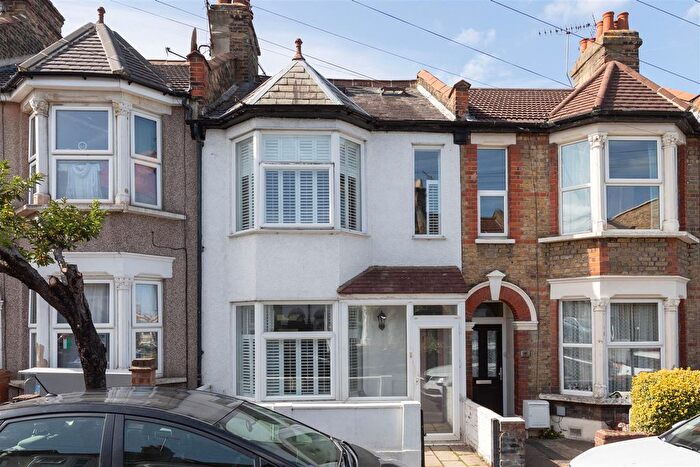 3 Bedroom Terraced House For Sale In Spruce Hills Road, Walthamstow, E17