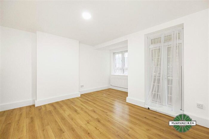 3 Bedroom Flat To Rent In Pinchin Street, E1