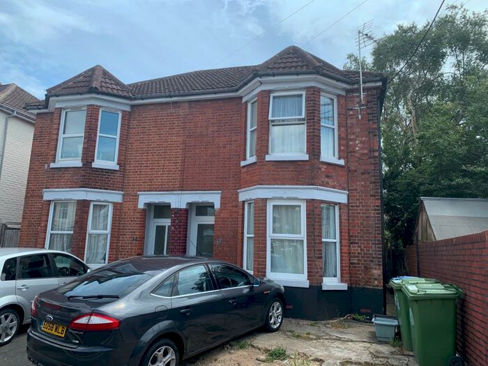 5 Bedroom Semi-Detached House To Rent In Morris Road, Polygon, SO15