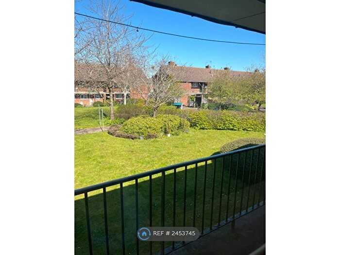 2 Bedroom Flat To Rent In Pettiver Crescent, Rugby, CV21