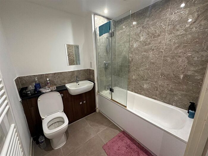 3 Bedroom Flat To Rent In Moorhen Drive, Edgware, NW9