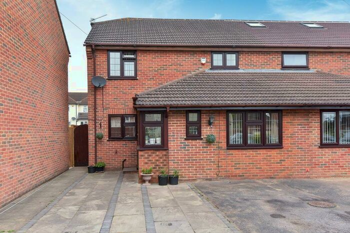 4 Bedroom Semi-Detached House To Rent In Slough, Berkshire, SL2