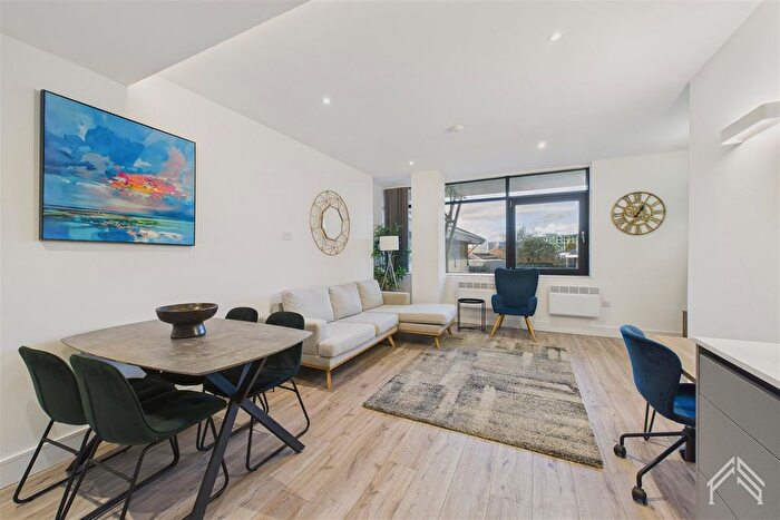 2 Bedroom Flat To Rent In Park Hill House, Brentford, TW8