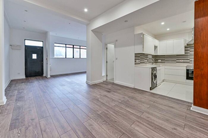 2 Bedroom Flat To Rent In Jedburgh Road, Plaistow, London, E13