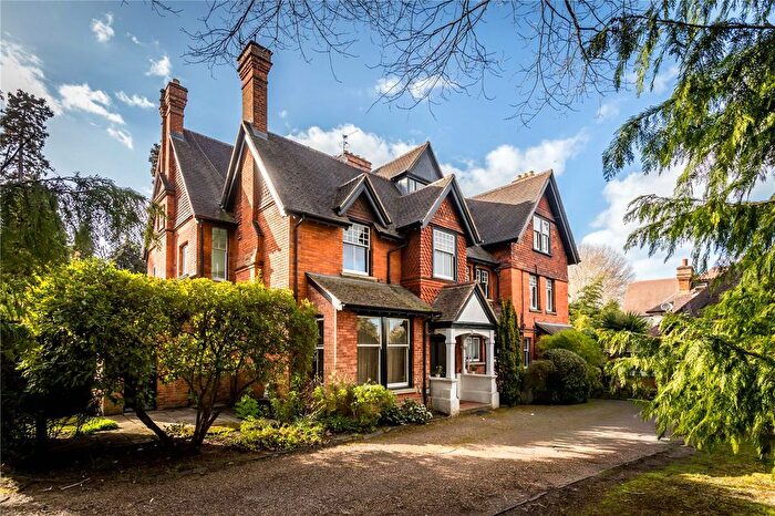 3 Bedroom Flat For Sale In Cavendish Road, Weybridge, Surrey, KT13