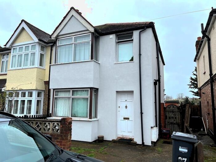 4 Bedroom Semi-Detached House To Rent In Shaftesbury Avenue, Feltham, TW14