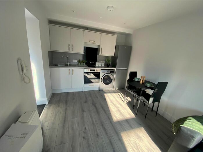 1 Bedroom Flat To Rent In Hill Lane, Southampton, SO15