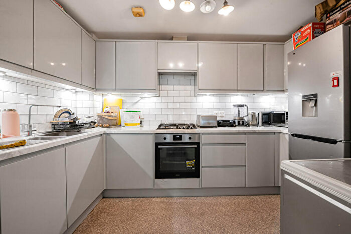 2 Bedroom Apartment For Sale In Weighton Road, London, SE20