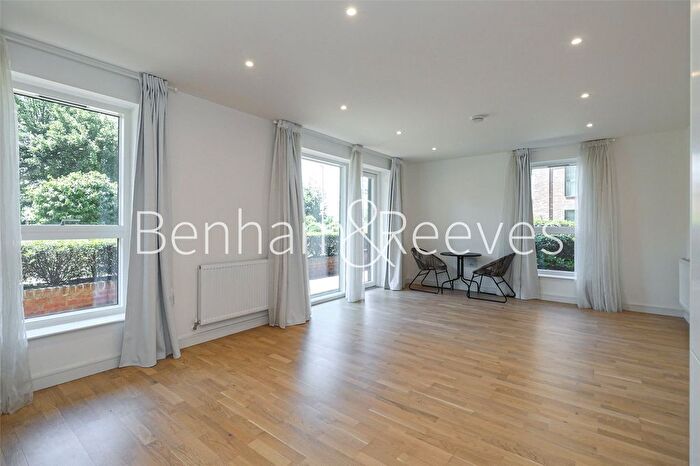 2 Bedroom Flat To Rent In Cedrus Avenue, Southall, UB1
