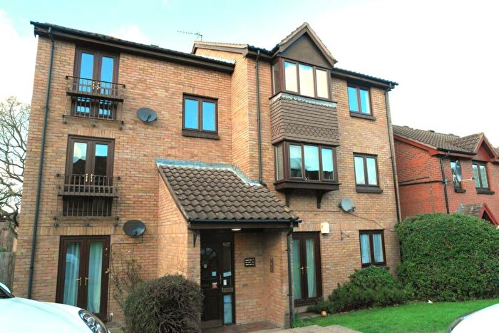 1 Bedroom Flat To Rent In Gables Close, London, SE12