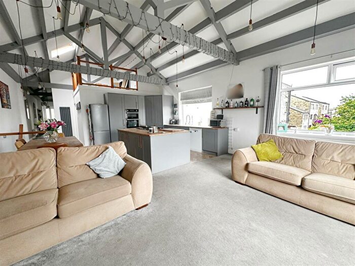 4 Bedroom Detached House For Sale In Sunnybank Road, Greetland, Halifax, HX4