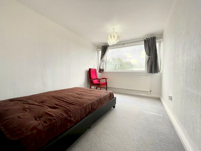 2 Bedroom Flat To Rent In Elgar Lodge, Fair Acres, BR2