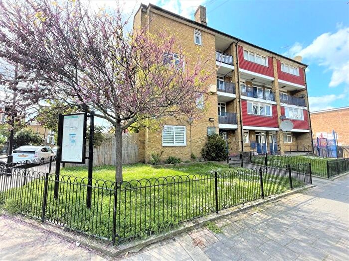 3 Bedroom Maisonette To Rent In Poole Road, London, E9