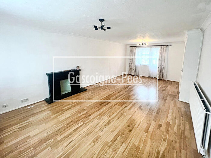 4 Bedroom Detached House To Rent In Glendale Close, Woking, GU21